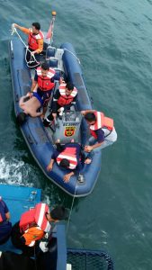 Poto; Petugas BC terlihat sedang mengangkat salah satu korban dari laut keatas kapal, (red-in)