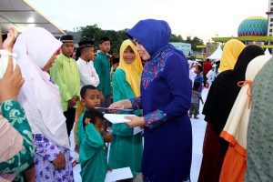 Wakil Walikota Batam, Amsakar Achmad Memberikan Santunan Kepada Anak Yatim.j