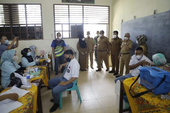 Bupati Surya Tinjau Vaksinasi Covid-19 Pelajar