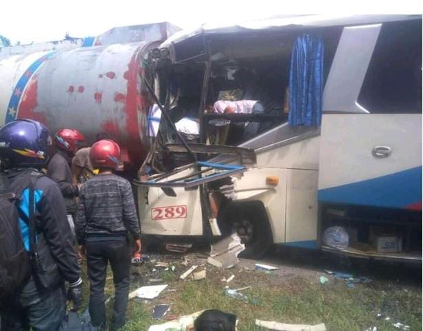 Kecelakaan di Jalinsum, Bus Rajawali Seruduk Dua Kenderaan