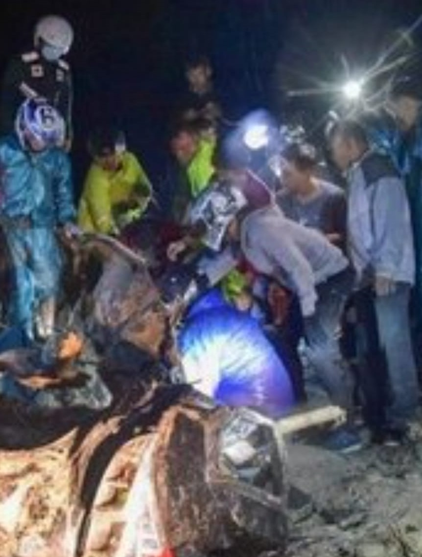 BPBD Deli Serdang dan Satlantas Polrestabes Medan serta TNI Evakuasi Material Longsoran