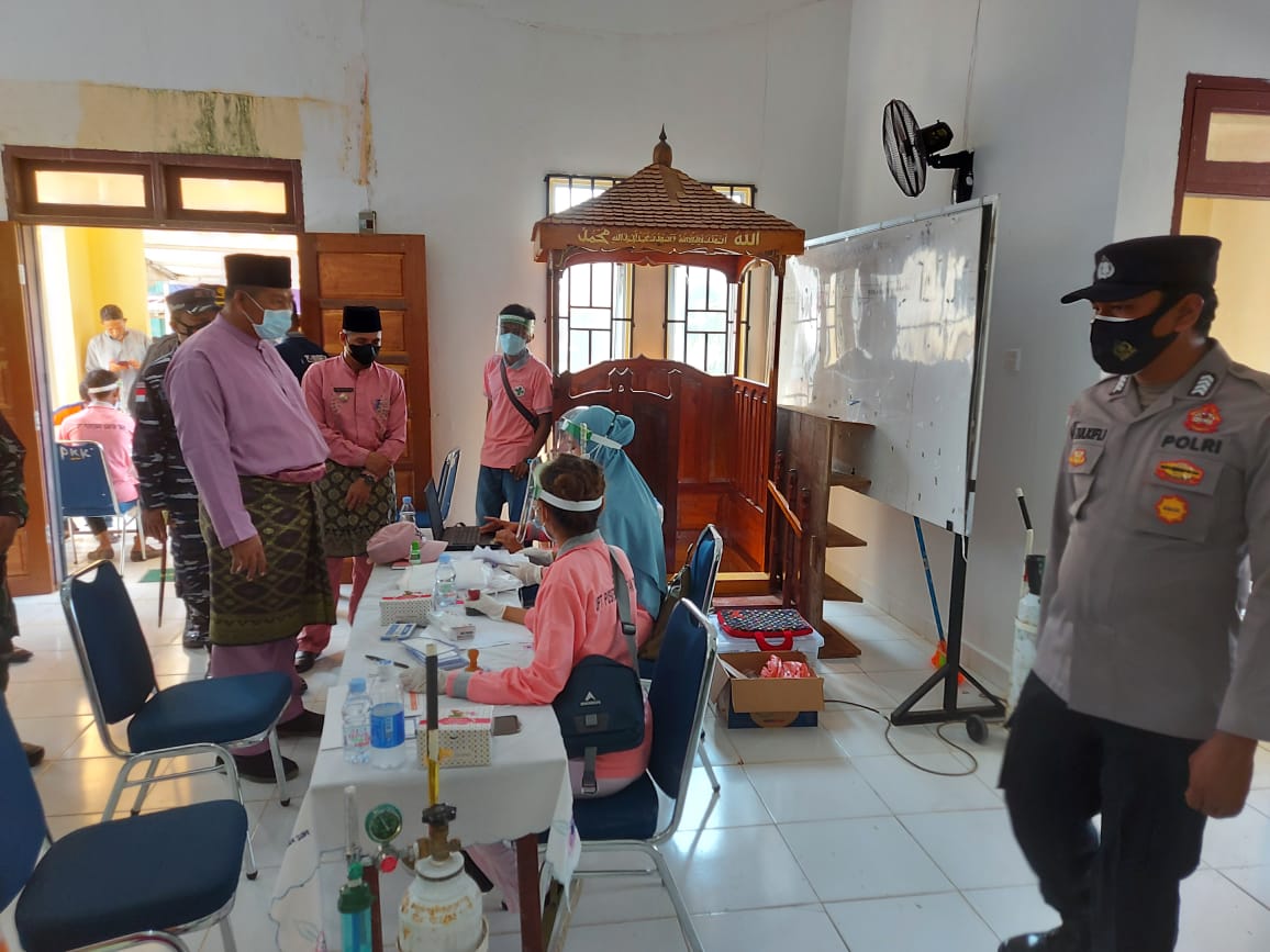 Usai Peresmian Desa Batu Belah Sebagai KBN, Lanal Tarempa Tinjau Vaksinasi Di Desa Temburun