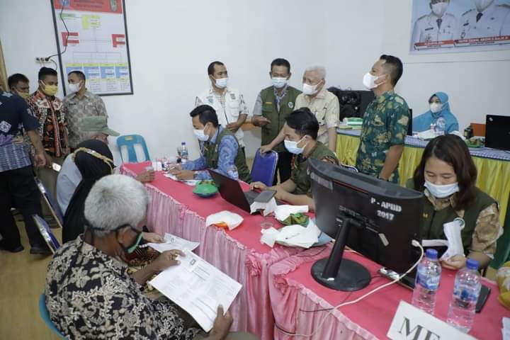 Tinjau Pelaksanaan Vaksinasi, Bupati Surya Minta Masyarakat Displin Prokes