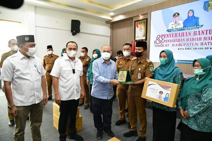 Bupati Zahir Serahkan Bantuan PT P2W KSS, Dan Hadiah  Desa Terbaik Tingkat Kabupaten Batu Bara