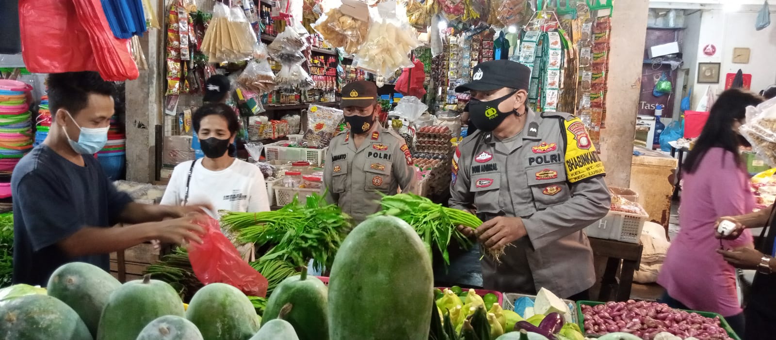 Antisipasi Lonjakan Harga Jelang Nataru, Polsek Lubuk Baja Cek Harga Sembako di Pasar