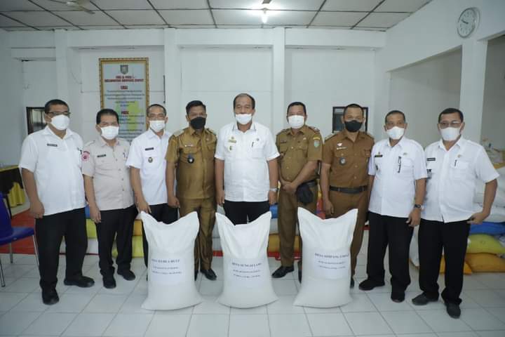 Wabup Asahan Serahkan Bantuan 22.803,20 Ton Bantuan Beras Korban Banjir