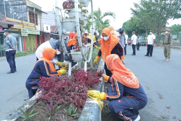 Ketua DLH Bersama TP PKK Asahan Tanam Bunga di Sepanjang Jalan Kota Kisaran