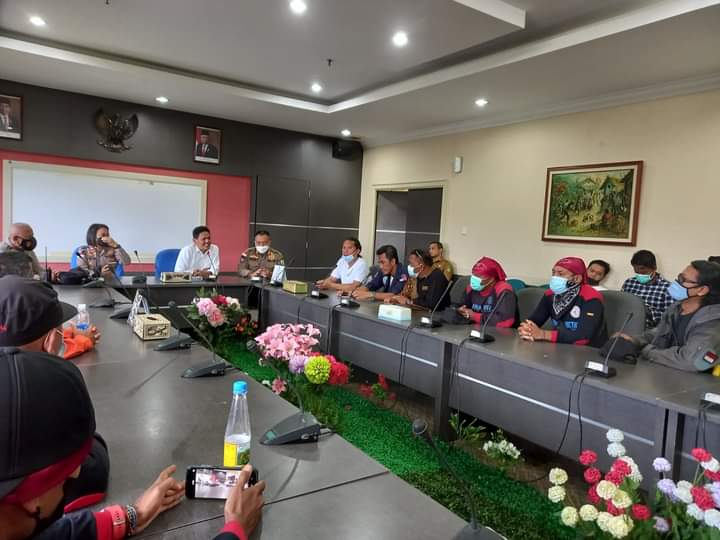 Gelar Aksi Penolakan UU Cipta Kerja, DPRD Batam Terima Perwakilan Disertai Aspirasi Buruh
