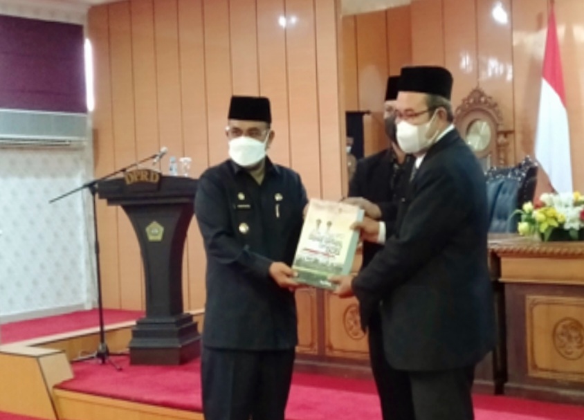 Bupati Karimun Aunur Rafiq Serahkan LKPj Tahun 2021 Kepada DPRD Karimun Untuk Dibahas
