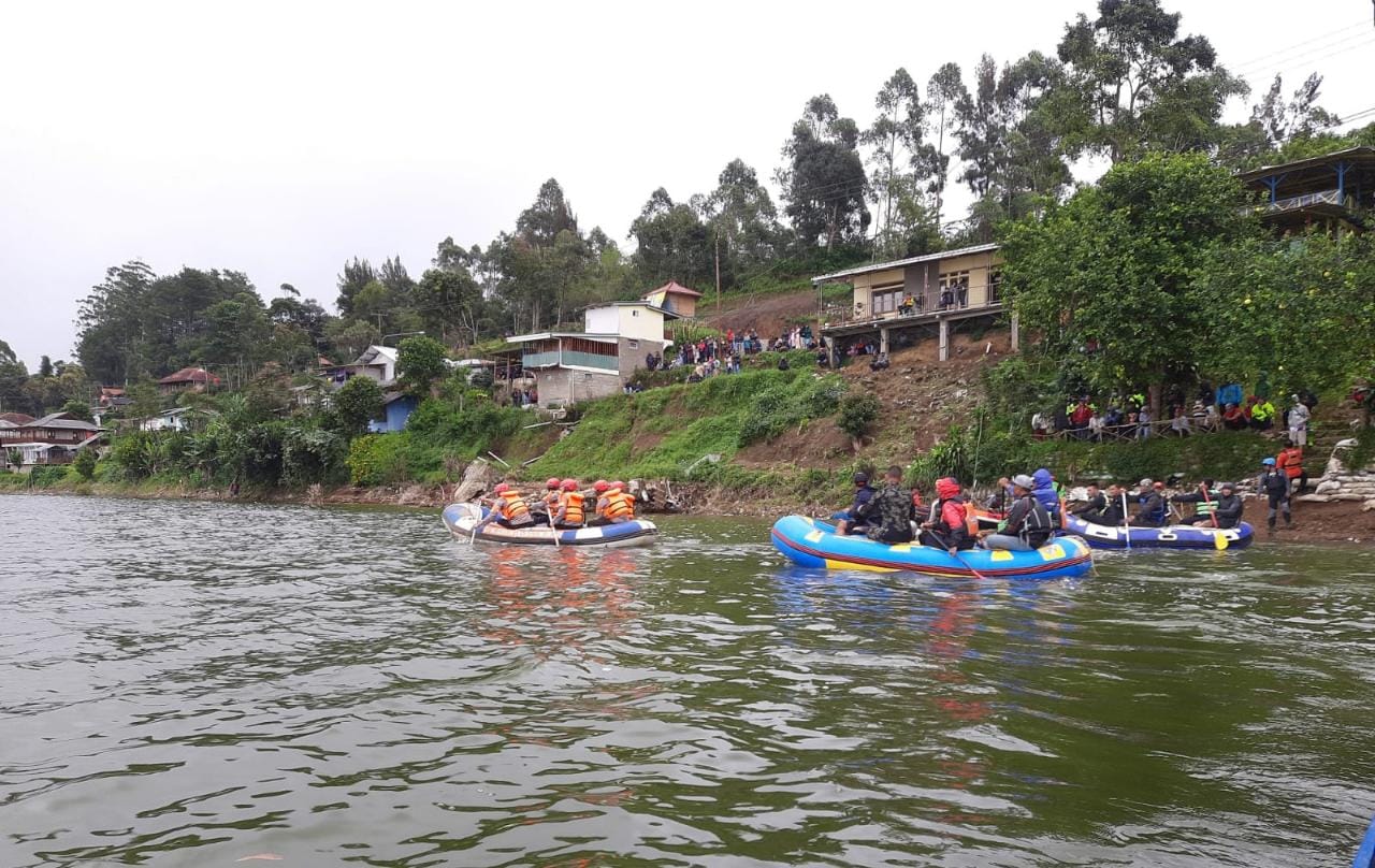 Tim SAR Sat Brimob Polda Jabar Temukan Korban Tenggelam di Danau Situ Cileunca Pangalengan