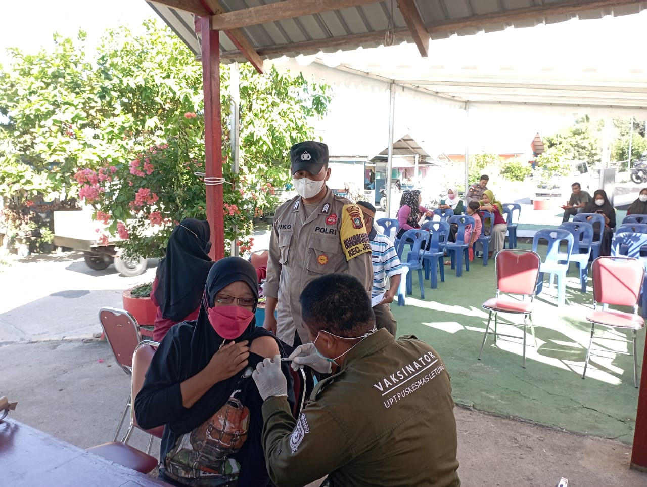 Polsek Jemaja Bekerjasama Puskesmas Jemaja Melaksanakan Vaksinasi