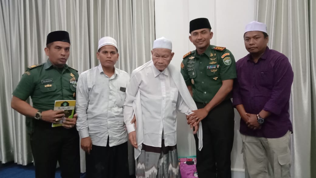 Jalin Silaturahmi Dandim 0103/Aut Anjangsana ke Ulama Karismatik Abu Kuta Krueng