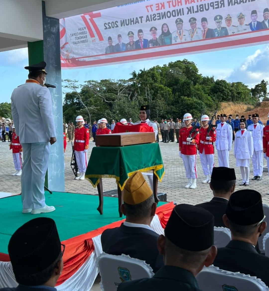 Bupati Anambas Haris Pimpin Pengibaran Bendera Merah Putih