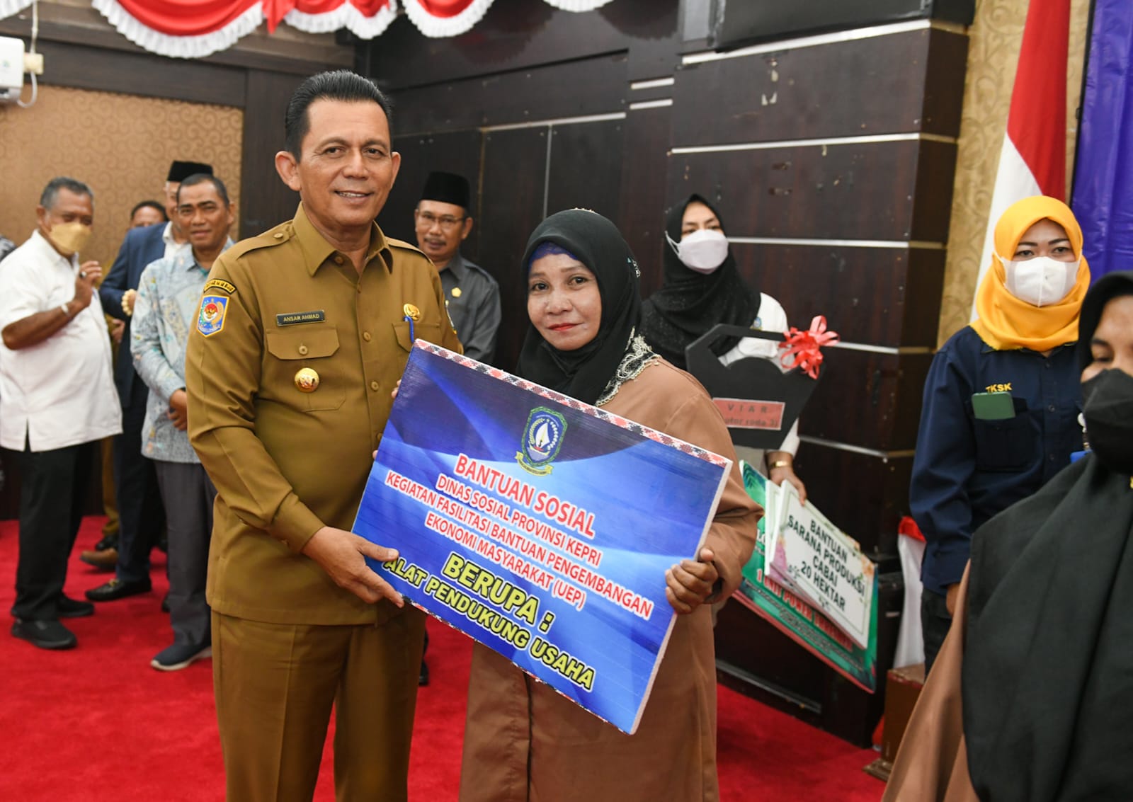 Ansar Serahkan Bansos dan Bantuan Pertanian Kepada Masyarakat Karimun