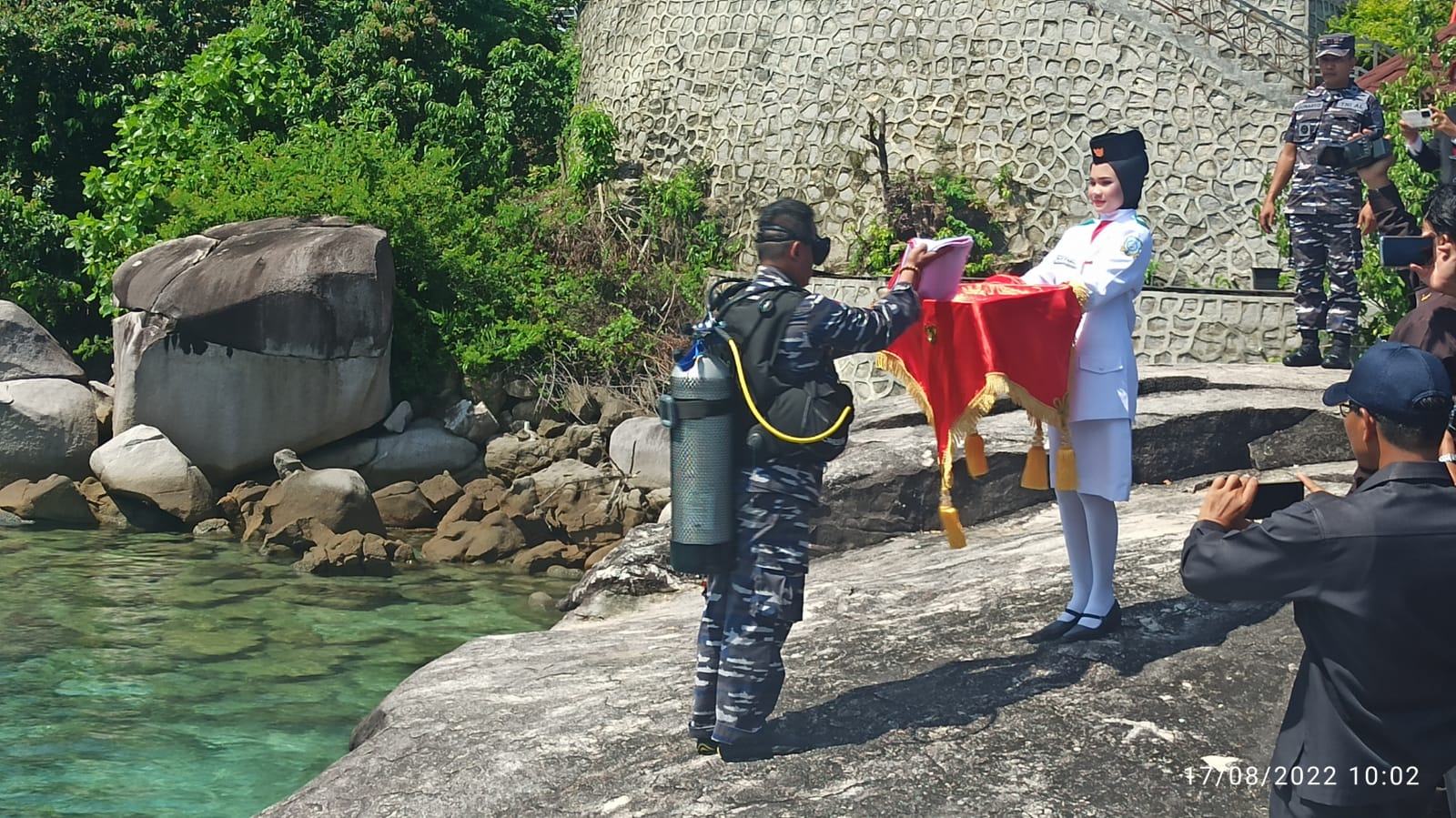 Lanal Tarempa Kibarkan Bendera Merah Putih di Bawah Laut Pulau Terluar NKRI
