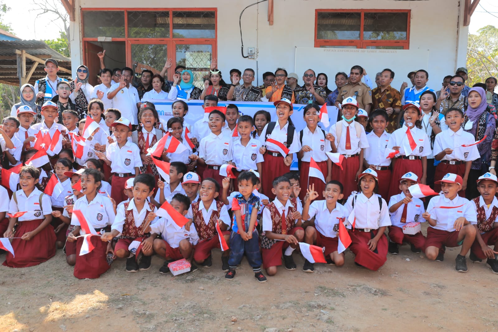 Dukung Pendidikan, PLN Bagikan Perlengkapan Sekolah Di Pulau Rote