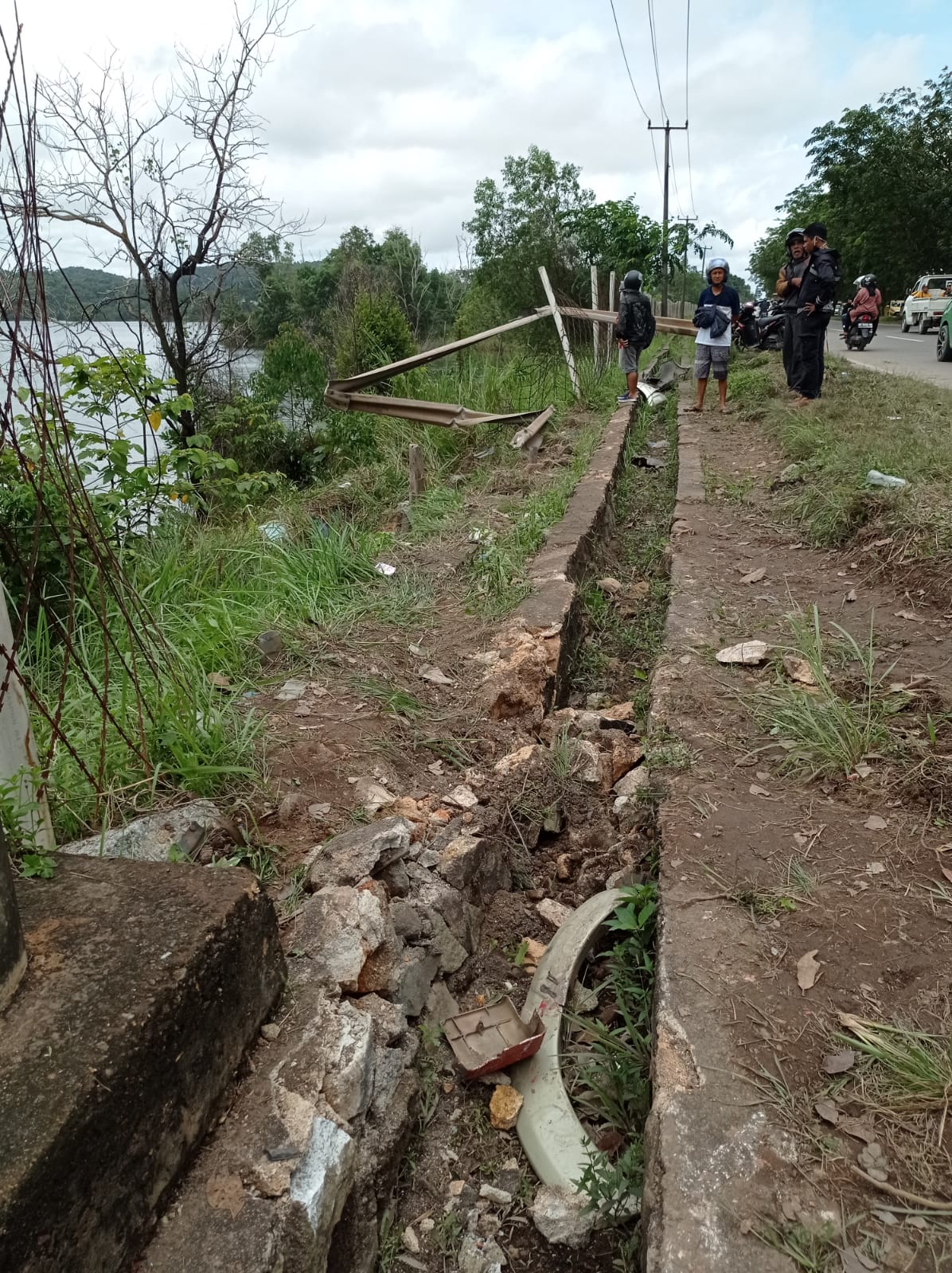 Kecelakaan Mini Bus Dan Lory Pengangkut LPG Hantam Pagar Jalan Bukit Daeng