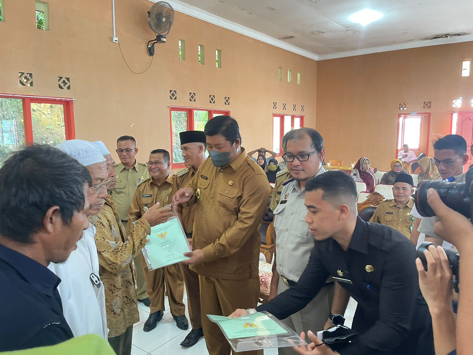 Pemkab Anambas dan BPN Bagikan Sertifikat Tanah