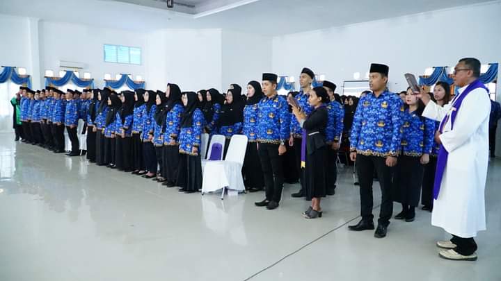 Serahkan SK CPNS Formasi 2021, Sekdakab Lingga : Jadilah PNS Melayani Bukan Untuk Dilayani