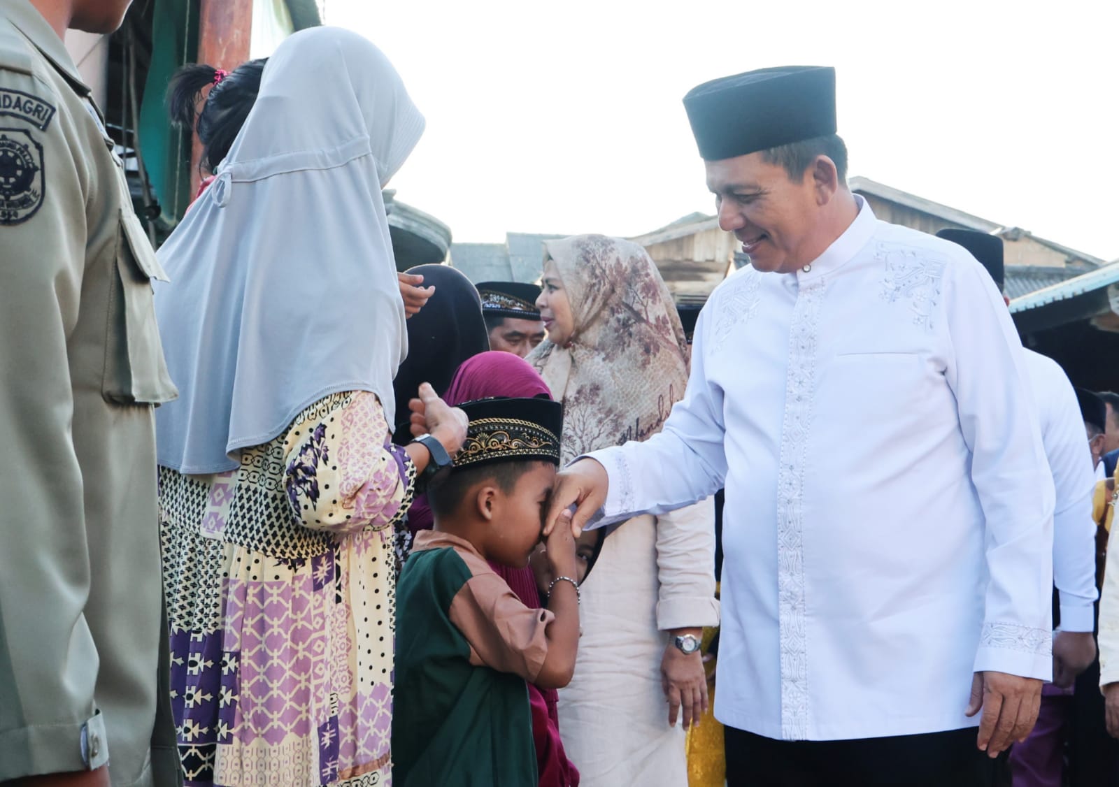 Nyebrang ke Desa Kelong, Gubernur Ansar Teraweh di Masjid Al Maruf