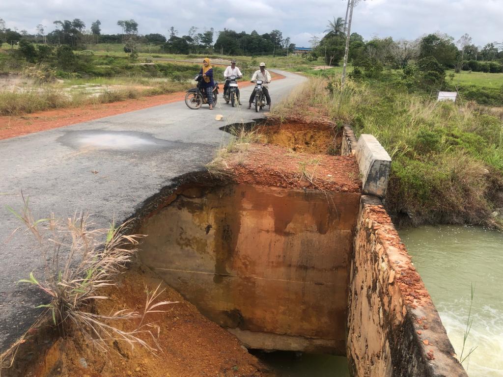 Bangunan Box Culvert Jembatan Tanah Putih -Tanjung Paku Ambruk