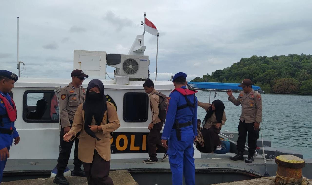 Tranportasi ke Sekolah Sulit, Kapal Sat Polair Polres Lingga Bantu Antar Jemput Pelajar