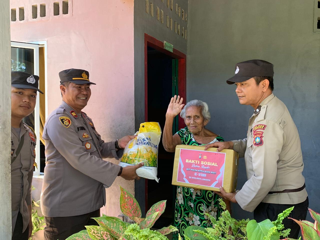 Sempena HUT Polda Kepri, Polres Lingga Salurkan Bantuan Sosial Kepada Masyarakat