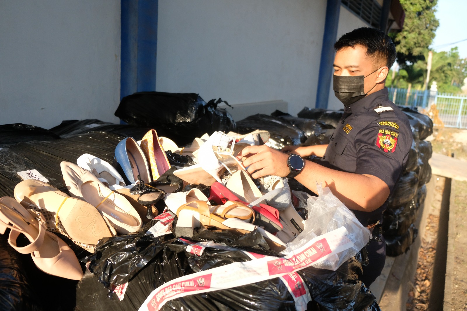 Bea Cukai Batam Amankan 450 Koli Sepatu Bekas Impor di Pelabuhan Roro Telaga Punggur