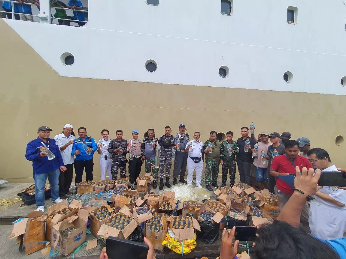 Ratusan Liter Miras Cap Tikus Dimusnahkan di Pelabuhan Ternate