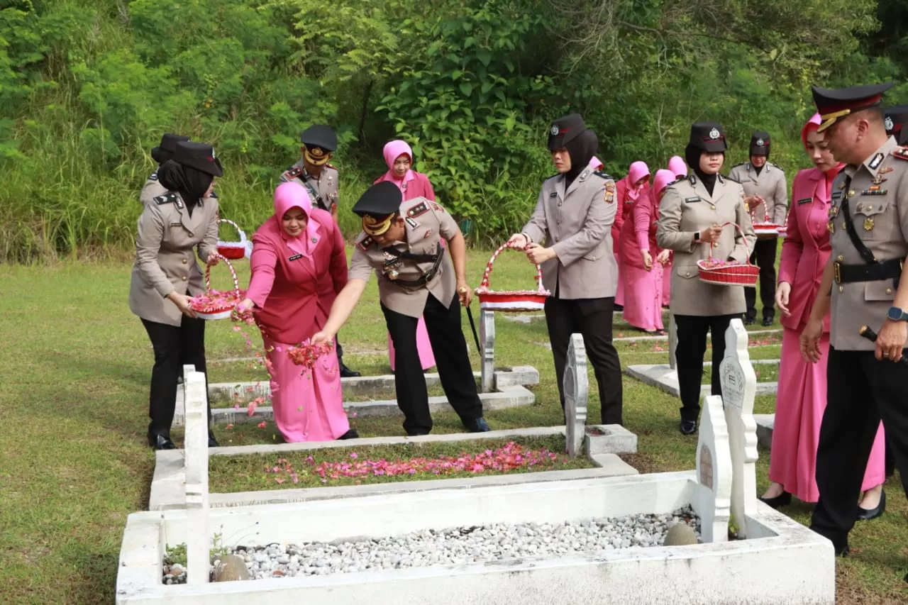 Kapolres lhokseumawe Beserta Kapolres Aceh utara Pimpin Upacara Ziarah Makam Pahlawan