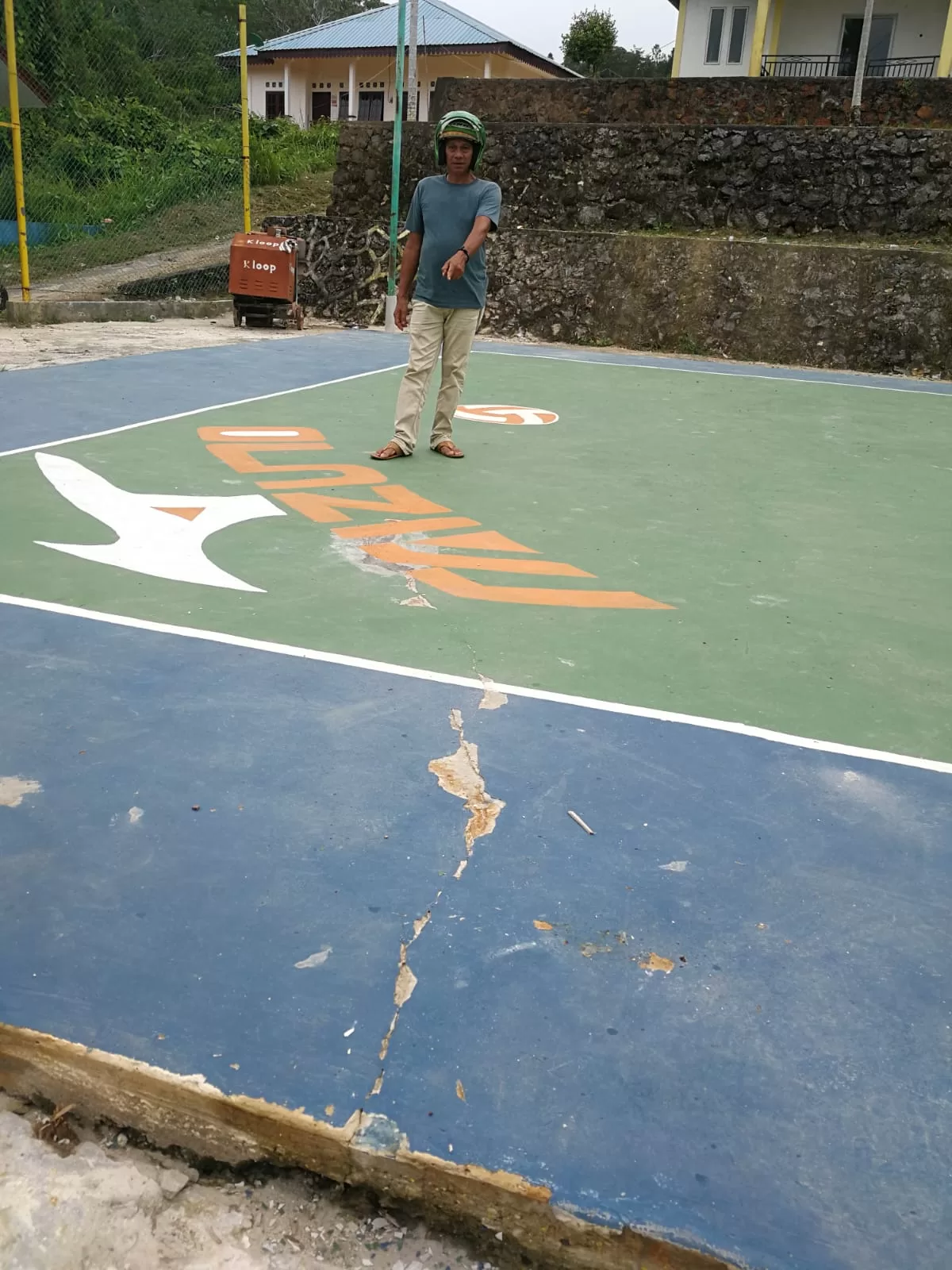 Bangunan Lapangan Volly Dibanguan Tak Sesuai RAB, Hasilnya Baru 2 Bulan Sudah Rusak
