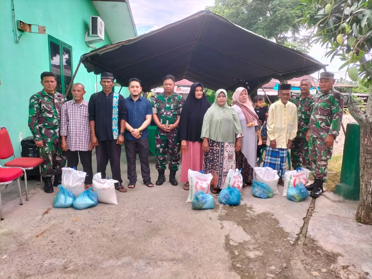 Jum’at Berkah Kodim 0103/Aut bagikan 150 Paket Sembako di Syamtalira Aron