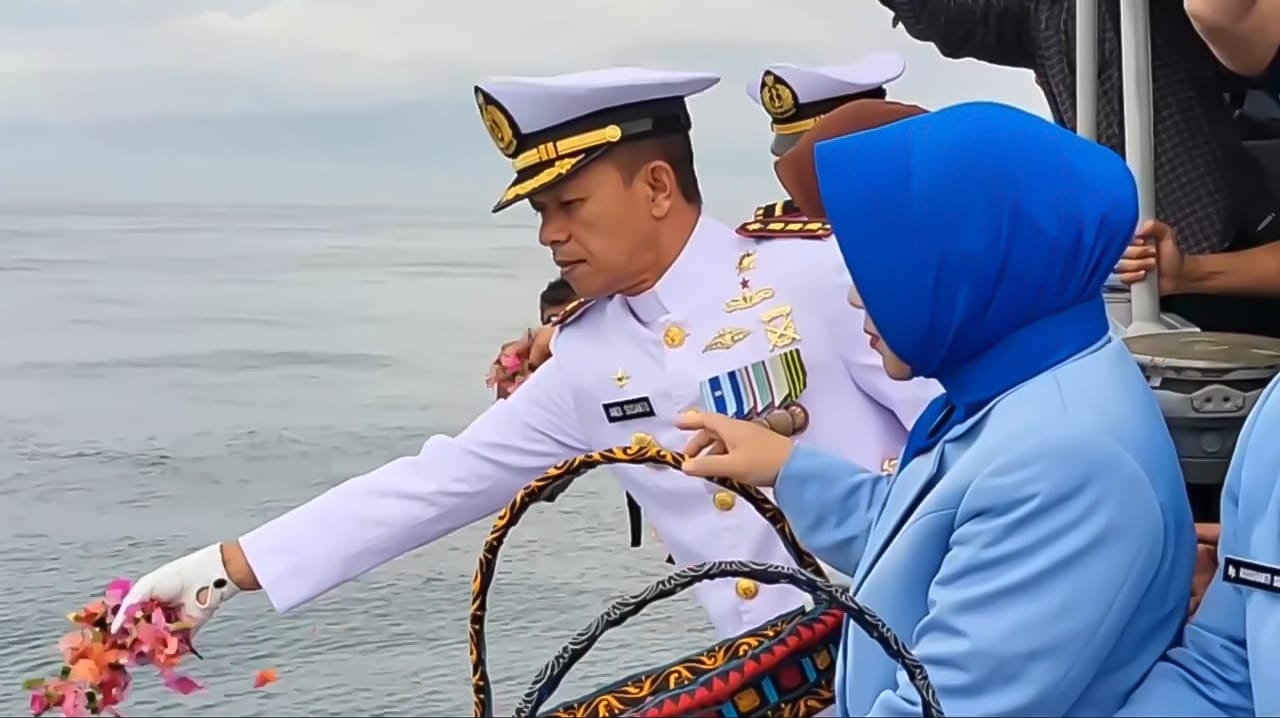 SAMBUT HARI ARMADA RI 2023, PRAJURIT LANAL LHOKSEUMAWE LAKSANAKAN TABUR BUNGA DI LAUT