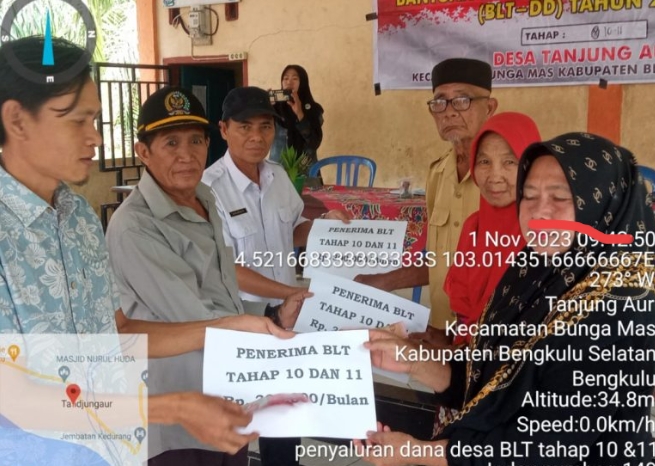 Pemerintah Desa Tanjung Aur Kecamatan Bunga Mas Salurkan BLT-DD 2023