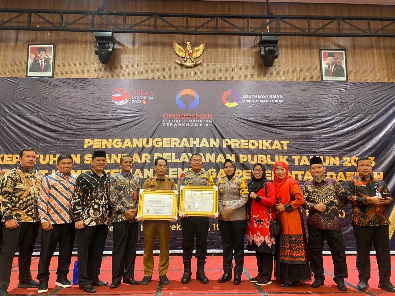 Kapolres Pelalawan AKBP Suwinto Terima Penghargaan Predikat Kepatuhan Tertinggi Dari Ombudsman