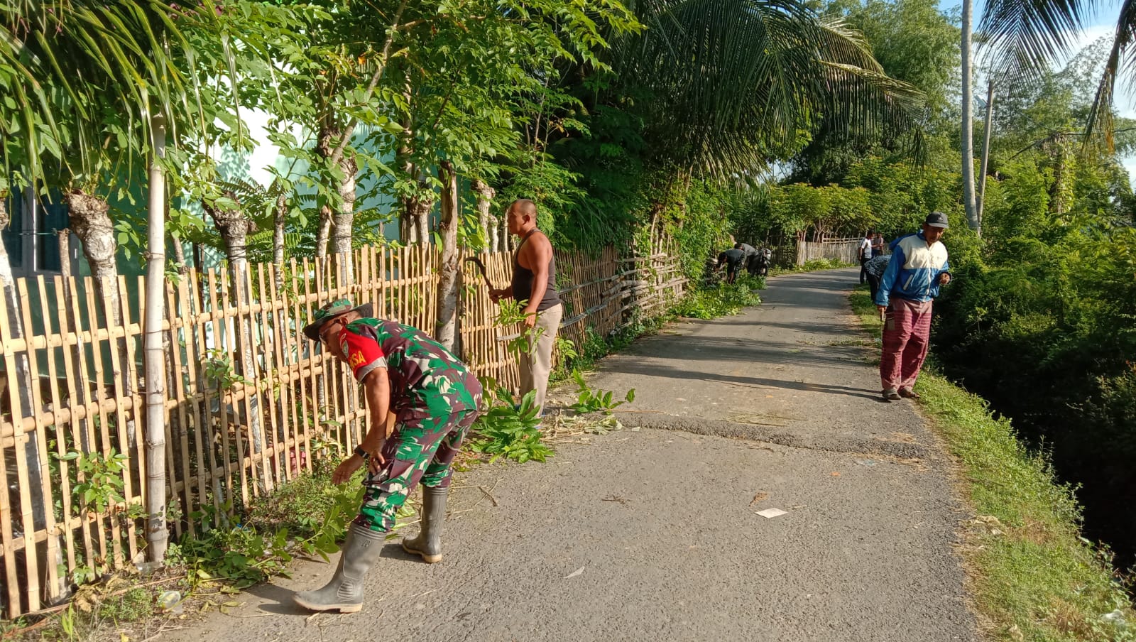 Jumat Bersih, Babinsa Koramil 12/Tnp Bersama Warga Laksanakan Goro