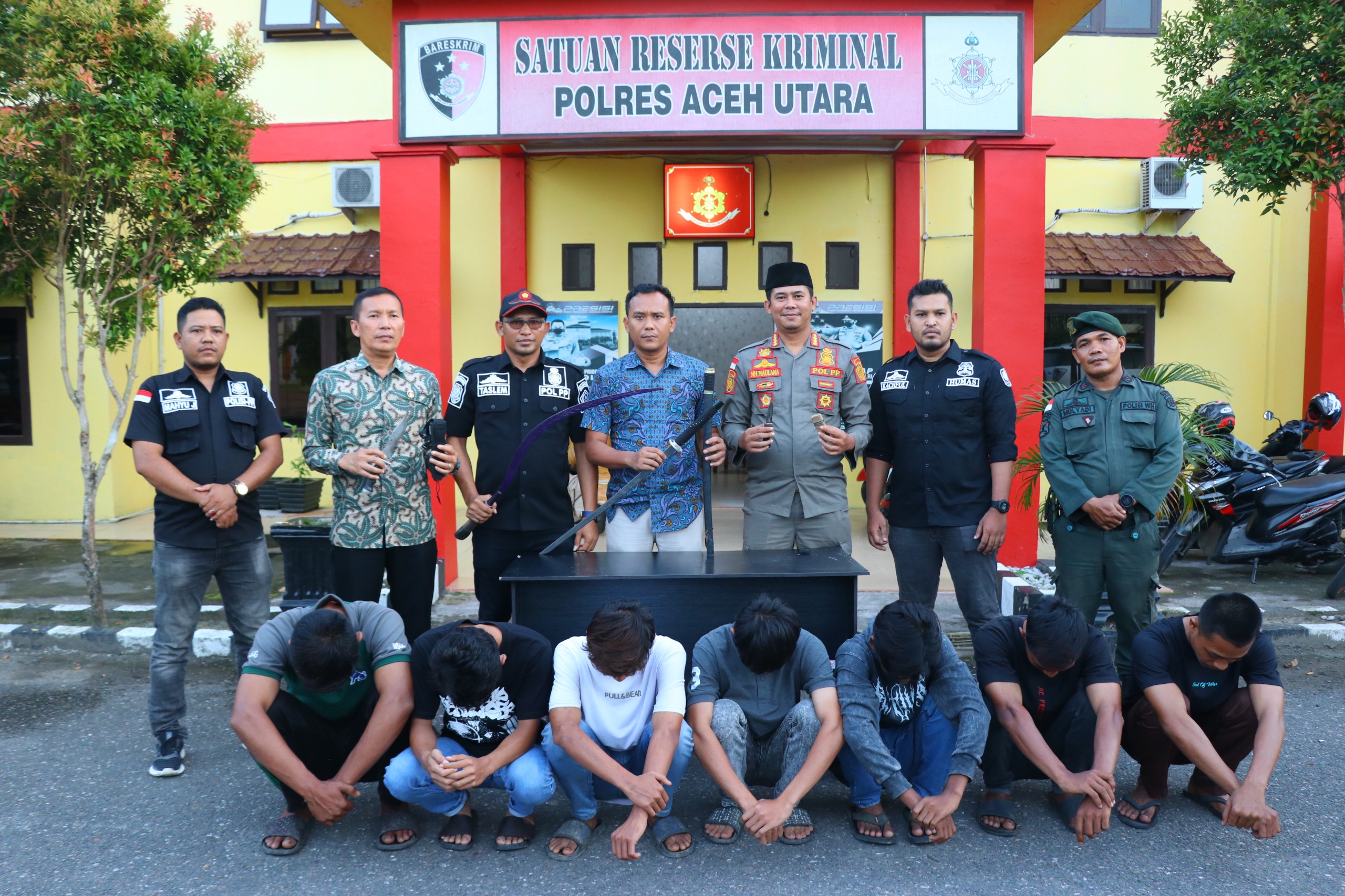 Remaja yang Viral Berfoto Pakai Senjata Tajam