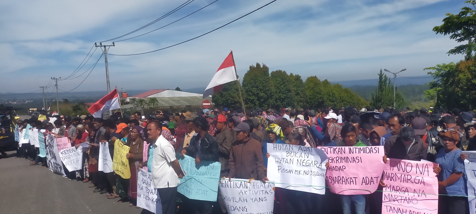 Tanah Ulayat Dirampas, Ratusan Warga Desa Riaria Geruduk Kantor Bupati Humbahas