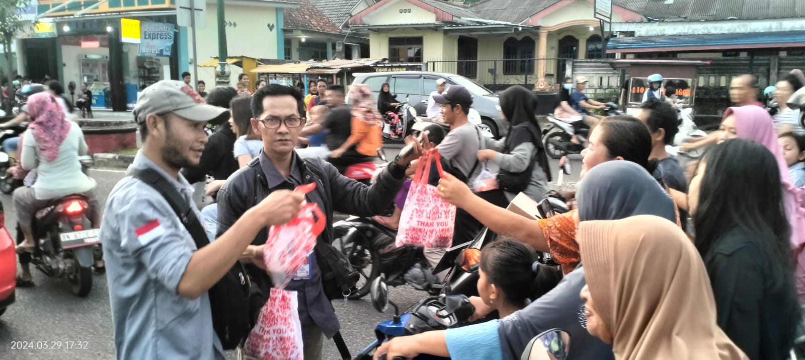 Peduli Sesama, Pengurus PJS Bangka Selatan  Berbagi Takjil