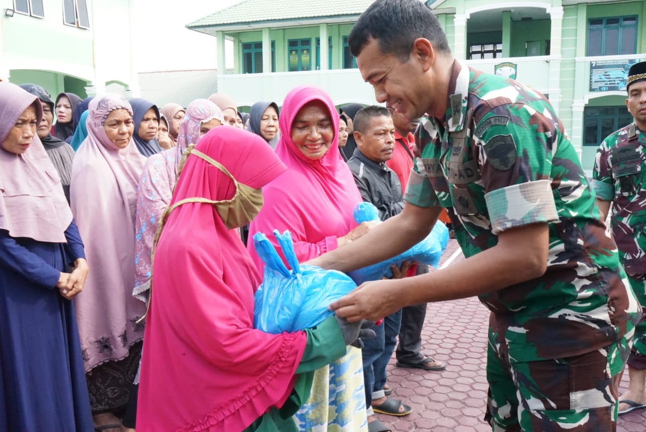Kodim 0103/Aceh Utara Salurkan Zakat Fitrah Kepada Warga Kurang Mampu