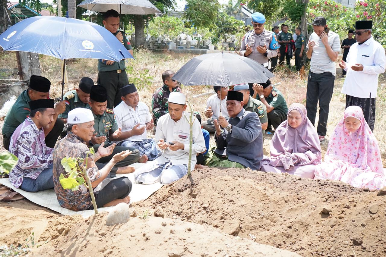 Dandim 0103/Aceh Utara Hadiri Pemakaman Istri Anggota Koramil 03/Dewantara
