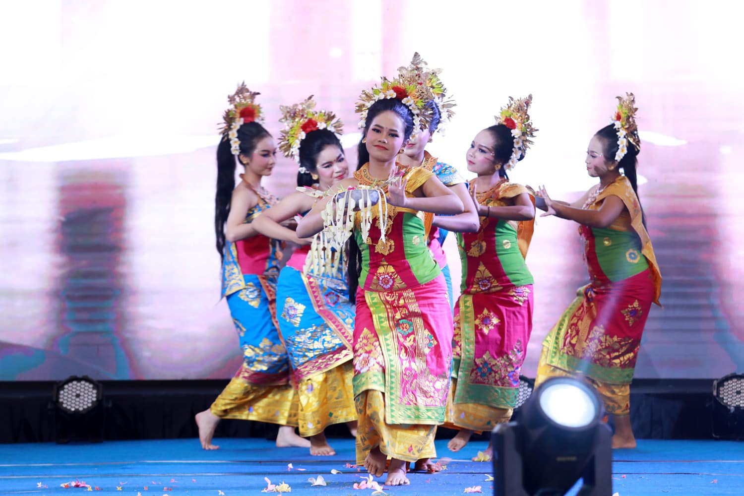Perayaan Hari Nyepi di Batam Tampilkan  Keindahan Tari Khas Bali