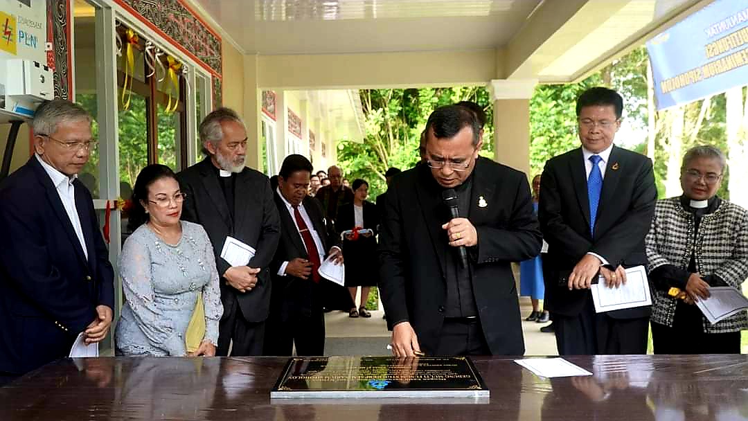 Ephorus HKBP Dr. Robinson Butarbutar Resmikan Gedung Multifungsi Sekolah Tinggi Guru Huria (STGH)