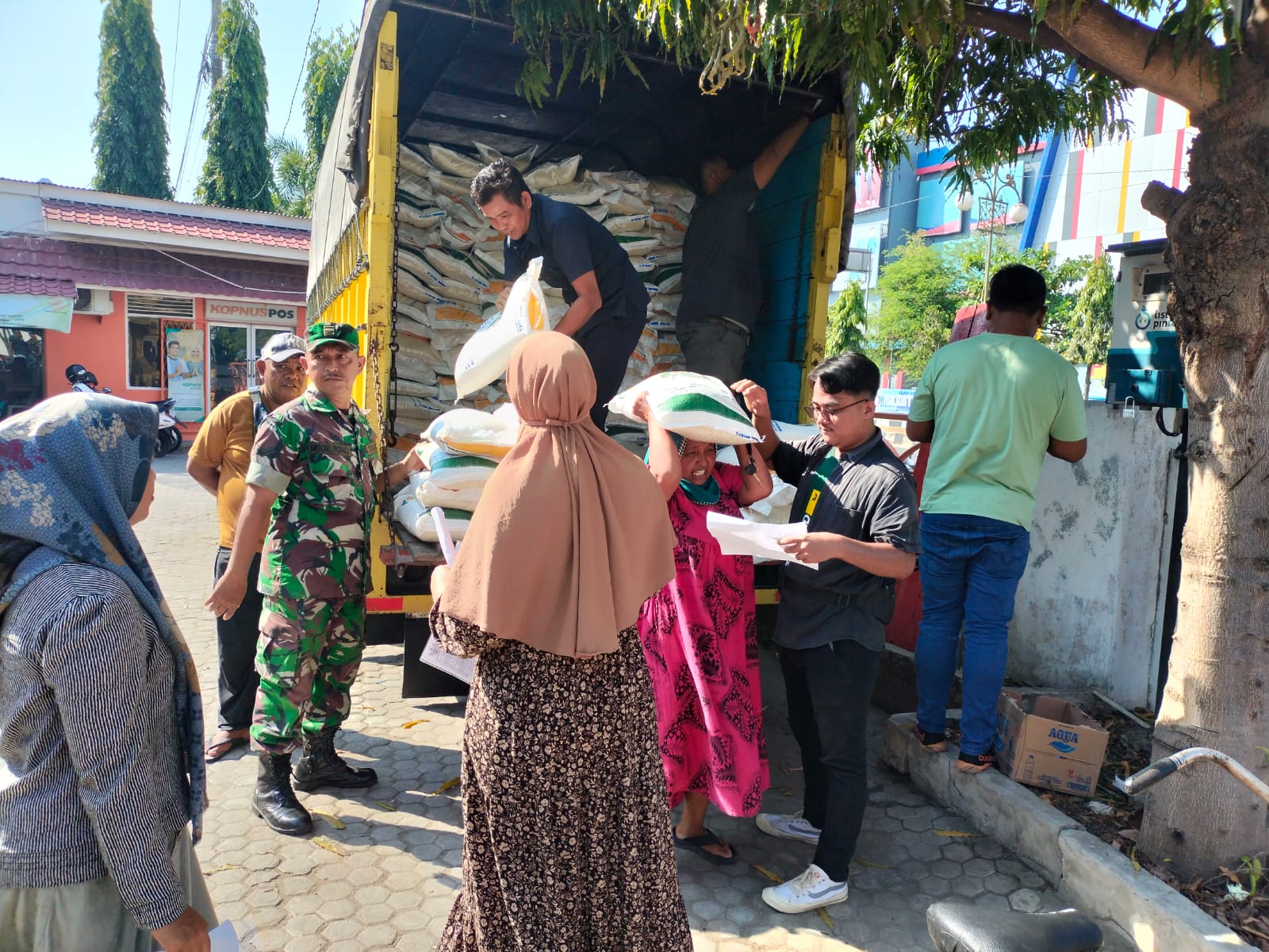 Babinsa Koramil 16/Bds Dampingi Penyaluran Beras BP-CBP Tahap III TA. 2024 Di Kantor Pos Kota Lhokseumawe