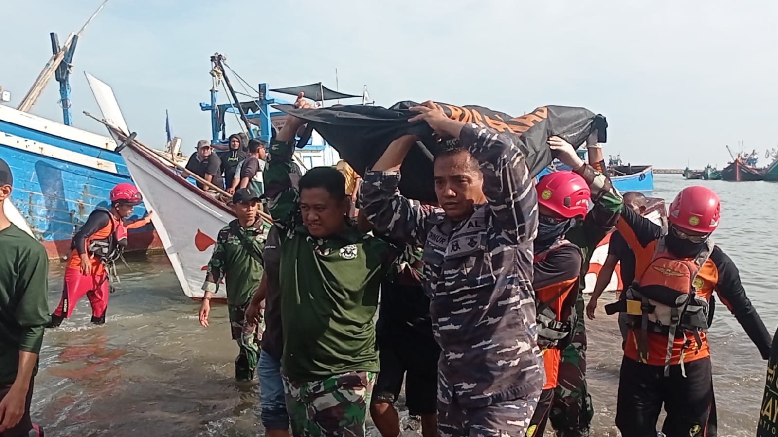 Lanal Lhokseumawe Berikan Bantuan Evakuasi  Orang Tenggelam Di Pantai Krueng  Mane  Aceh