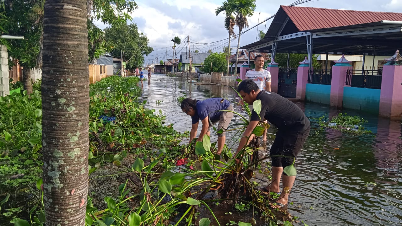 Bersihkan Sampah Banjir, Wujud Sinergitas PJS dan Polri