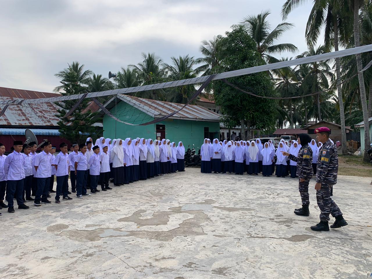 Sambangi MTSS Darul Ma’rifah, Lanal Lhokseumawe Motivasi dan Berikan Latihan PBB