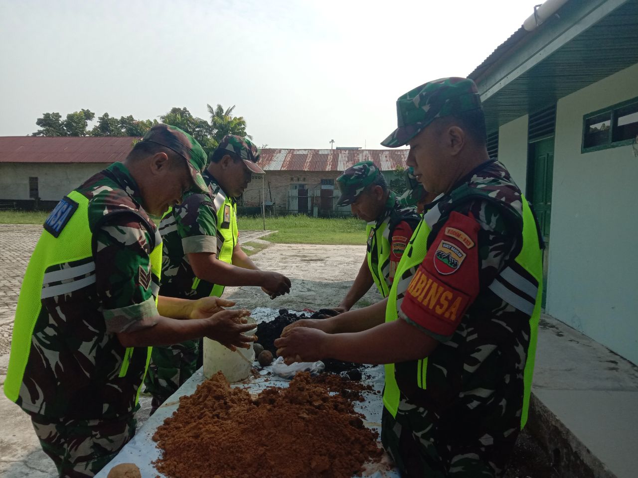 Menyatu Dengan Alam, Koramil 09/Lgm Lakukan Pembuatan Bola Bibit Tanaman Keras Buah-buahan