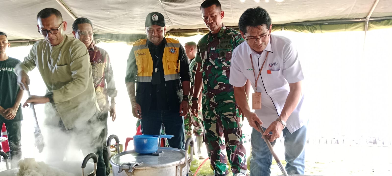 Angin Kencang Landa Aceh Utara, TNI Dirikan Dapur Umum Untuk Korban Bencana.