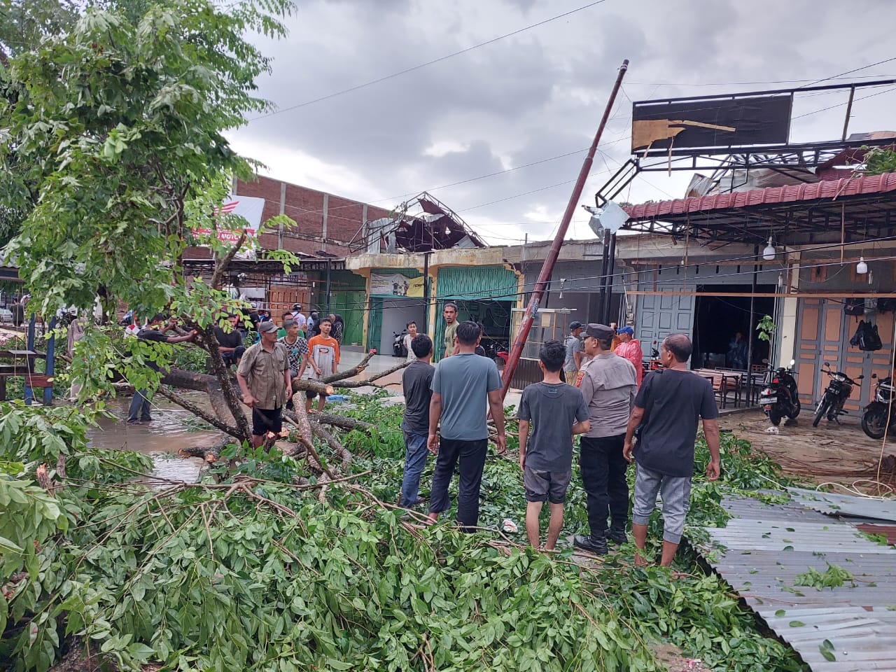 Hujan Deras Disertai Angin Kencang Rusak 173 Bangunan di Kecamatan Tanah Luas